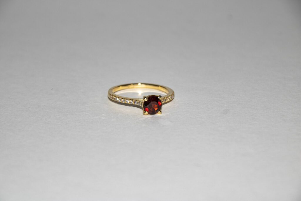 טבעת זהב יהלומים אבן מרכזית גרנט אדומה
